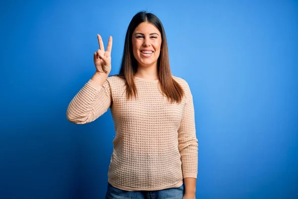 Giovane Bella Donna Indossa Maglione Casual Sfondo Blu Mostrando Indicando — Foto Stock