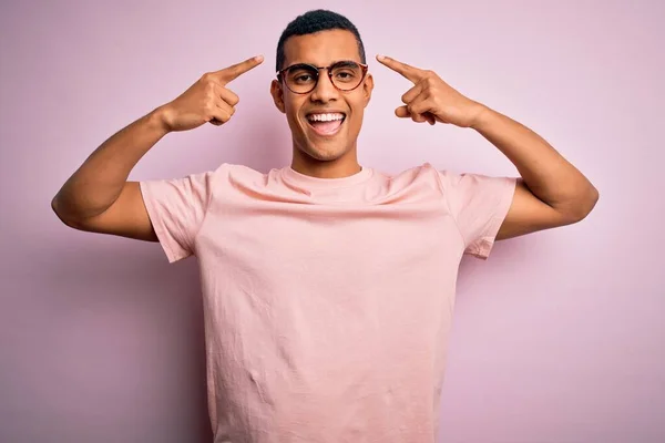 Knappe Afrikaans Amerikaanse Man Draagt Casual Shirt Bril Roze Achtergrond — Stockfoto