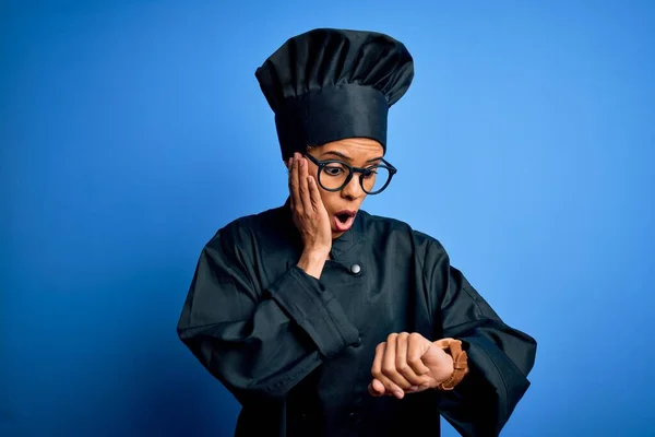 Mladá Africká Americká Kuchařka Uniformě Klobouku Přes Modré Pozadí Při — Stock fotografie
