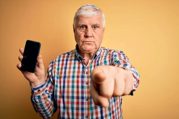 Senior Stilig Hoary Man Håller Smartphone Visar Skärmen Över Gul — Stockfoto