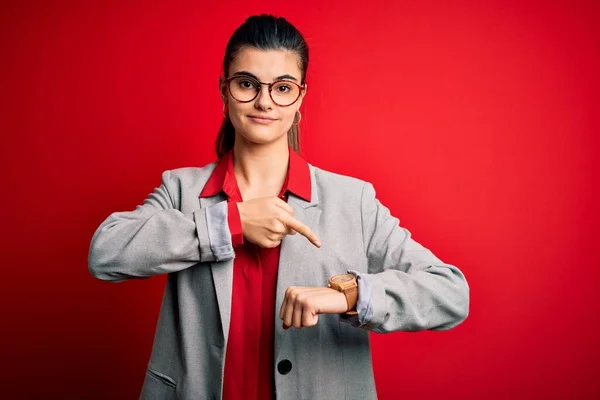 Joven Hermosa Mujer Negocios Morena Con Chaqueta Gafas Sobre Fondo —  Fotos de Stock