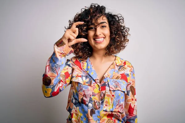Mladý Krásný Kudrnatý Arabský Žena Sobě Květinové Barevné Tričko Stojí — Stock fotografie