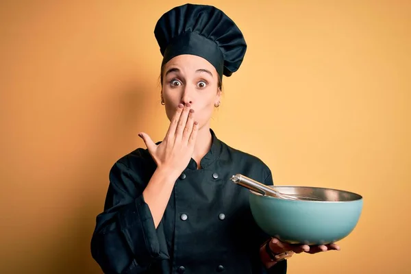 Junge Schöne Köchin Kochuniform Und Hut Mit Schüssel Und Schneebesen — Stockfoto