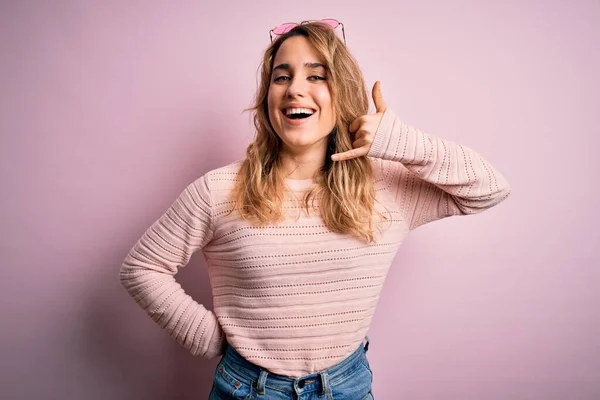 Junge Schöne Blonde Frau Lässigem Pullover Und Sonnenbrille Über Rosa — Stockfoto