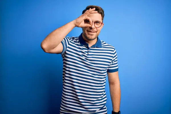 Jovem Com Olhos Azuis Vestindo Óculos Camiseta Listrada Casual Sobre — Fotografia de Stock