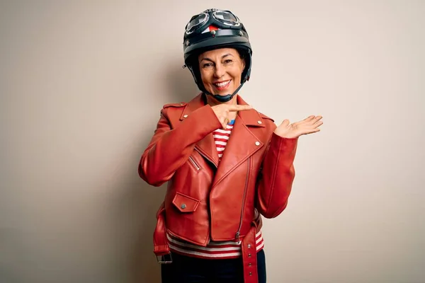 Femme Motocycliste Âge Moyen Portant Casque Moto Veste Sur Fond — Photo