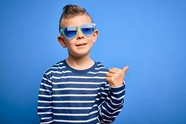 Νεαρό Μικρό Καυκάσιο Παιδί Μπλε Μάτια Στέκεται Φορώντας Γυαλιά Ηλίου — Φωτογραφία Αρχείου