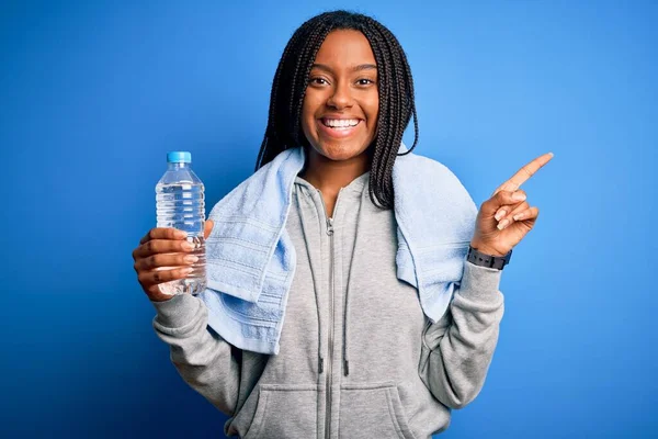 Junge Afrikanisch Amerikanische Fitness Frau Trägt Handtuch Und Trinkt Wasser — Stockfoto