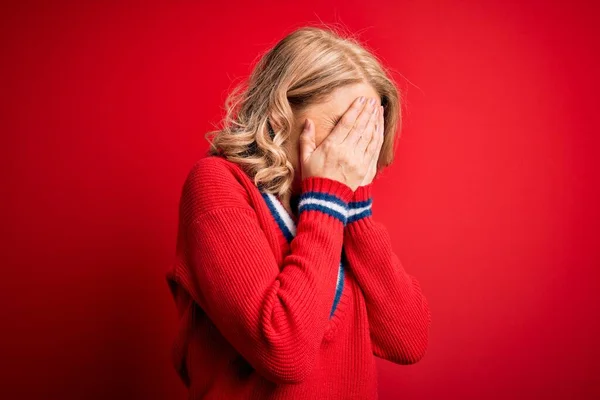 Piękna Blondynka Średnim Wieku Ubrana Luźny Sweter Czerwonym Tle Smutną — Zdjęcie stockowe