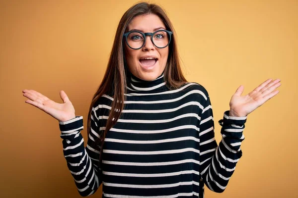 Mooie Vrouw Met Blauwe Ogen Dragen Gestreepte Trui Bril Gele — Stockfoto