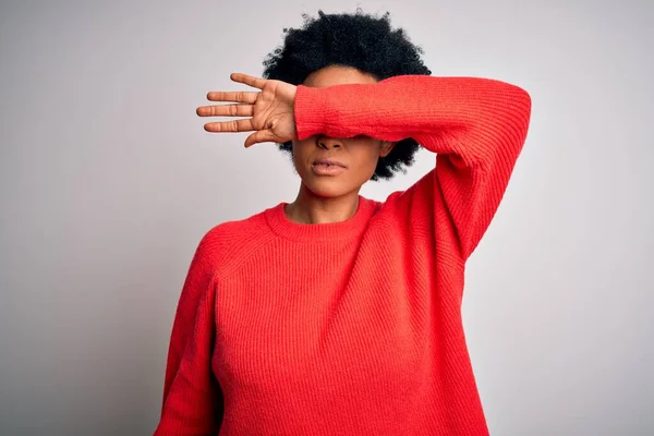 年轻美丽的非洲裔美国女人 身穿红色休闲衫 用胳膊蒙住眼睛 看起来严肃而忧郁 目光短浅 躲藏和拒绝的概念 — 图库照片