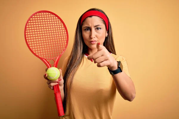 Bella Sportiva Bruna Che Gioca Tennis Con Racchetta Palla Sfondo — Foto Stock