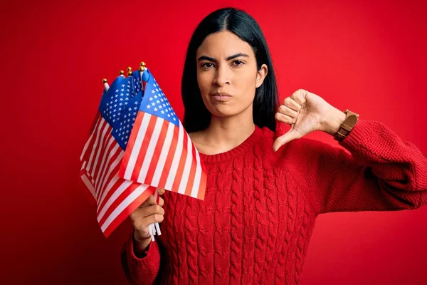 Joven Mujer Hispana Hermosa Sosteniendo Bandera Los Estados Unidos Día —  Fotos de Stock