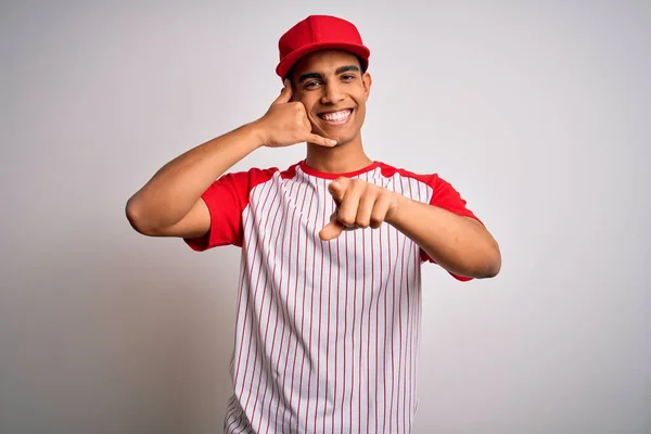 Joven Apuesto Deportista Afroamericano Con Camiseta Béisbol Rayas Gorra Sonriente —  Fotos de Stock