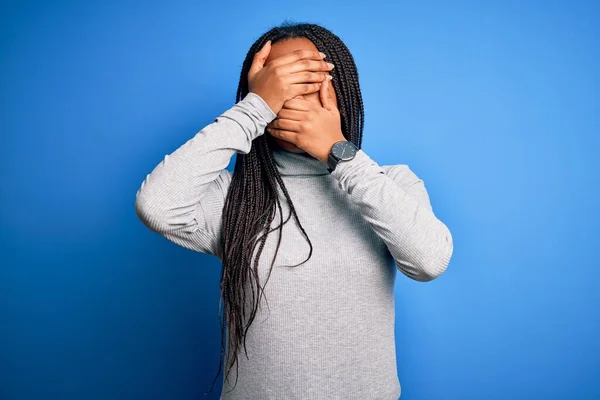 Jovem Afro Americana Vestindo Gola Alta Casual Sobre Fundo Isolado — Fotografia de Stock