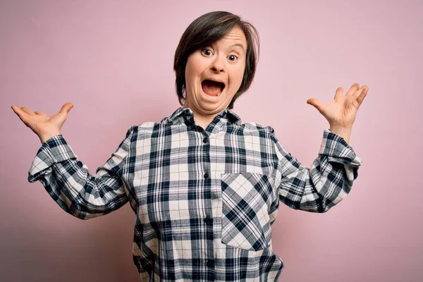 Young Syndrome Woman Wearing Casual Shirt Pink Background Celebrating Crazy — Stock Photo, Image