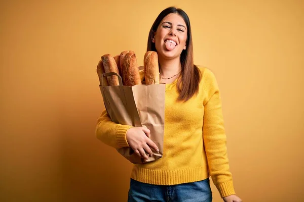 Jonge Mooie Vrouw Met Een Zak Vers Gezond Brood Gele — Stockfoto