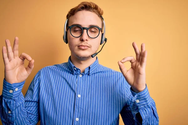 Jovem Bonitão Ruiva Agente Call Center Homem Usando Óculos Trabalhando — Fotografia de Stock