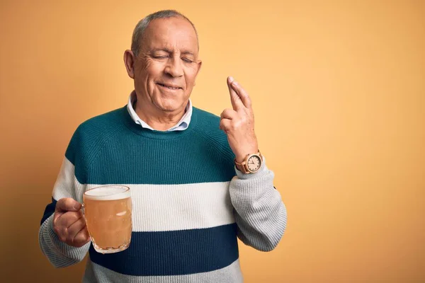 Starší Pohledný Muž Popíjející Sklenici Piva Stojící Nad Osamělým Žlutým — Stock fotografie