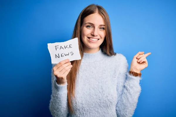 Jovem Mulher Ruiva Bonita Segurando Papel Com Mensagem Notícias Falsas — Fotografia de Stock