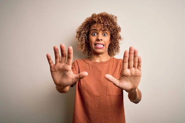 Mulher Americana Africana Bonita Com Cabelo Encaracolado Vestindo Shirt Casual — Fotografia de Stock