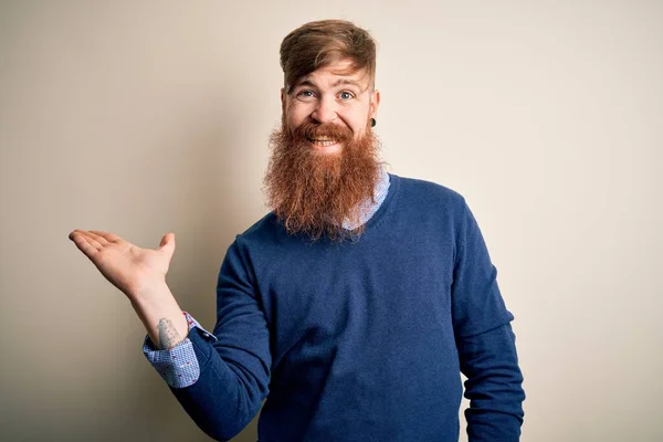 Bonito Irlandês Ruiva Homem Negócios Com Barba Sobre Fundo Isolado — Fotografia de Stock
