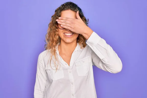 Mavi Gözlü Genç Bir Kadın Mor Arka Plan Üzerinde Gözlük — Stok fotoğraf