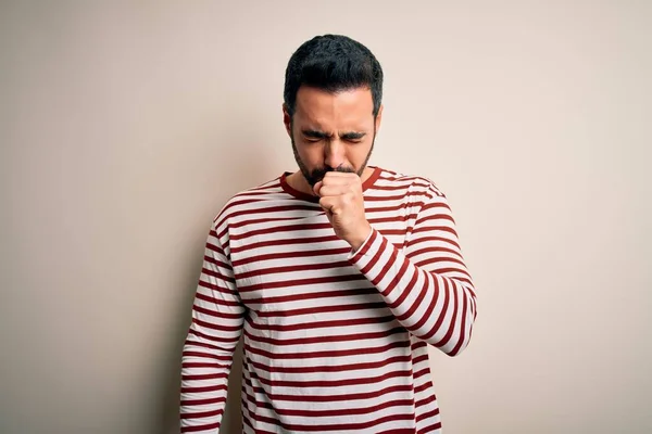 Homem Bonito Jovem Com Barba Vestindo Shirt Listrada Casual Sobre — Fotografia de Stock