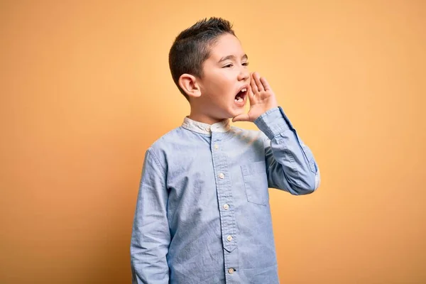 Jongetje Met Een Elegant Hemd Een Gele Geïsoleerde Achtergrond Schreeuwend — Stockfoto