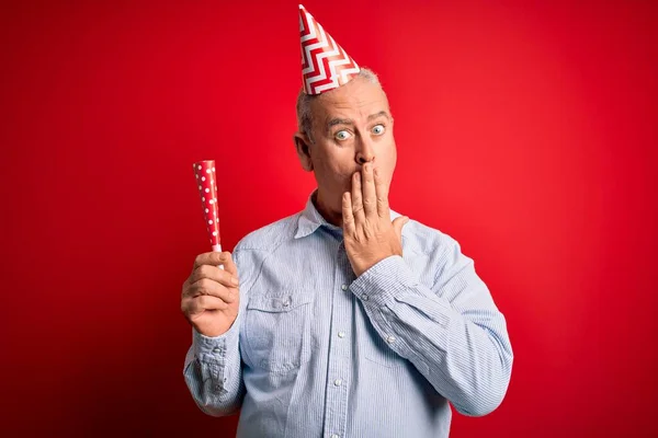 Homem Meia Idade Usando Chapéu Engraçado Usando Trompete Celebrando Aniversário — Fotografia de Stock