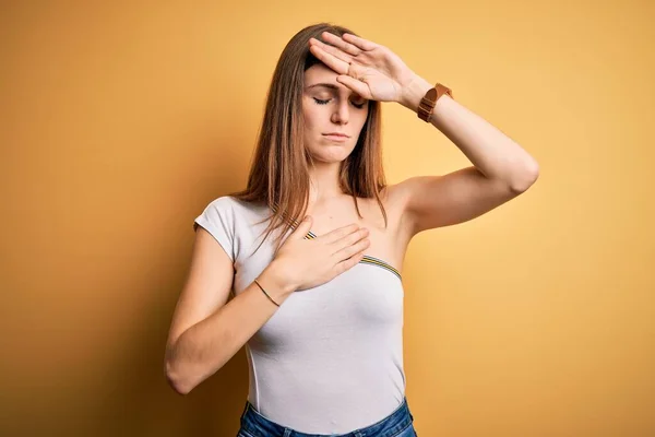 Joven Hermosa Pelirroja Vistiendo Camiseta Casual Sobre Fondo Amarillo Aislado —  Fotos de Stock