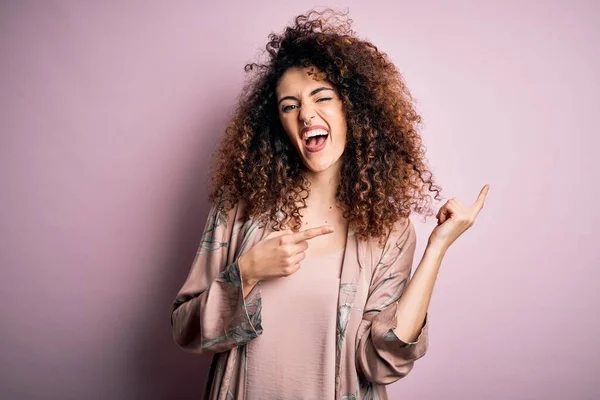 Joven Hermosa Mujer Con Pelo Rizado Piercing Vistiendo Casual Camiseta —  Fotos de Stock