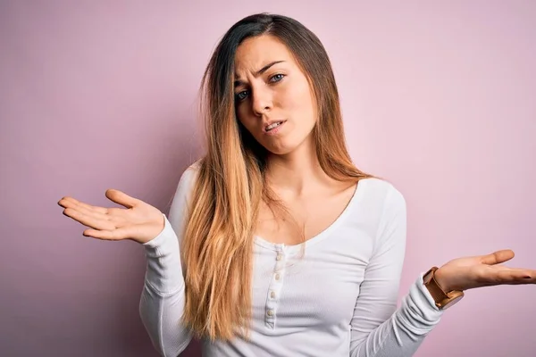 Giovane Bella Donna Bionda Con Gli Occhi Azzurri Che Indossa — Foto Stock