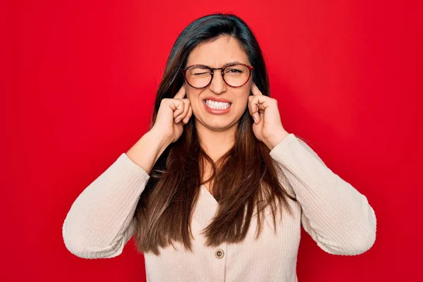 Νεαρή Ισπανίδα Έξυπνη Γυναίκα Γυαλιά Που Στέκεται Πάνω Από Κόκκινο — Φωτογραφία Αρχείου