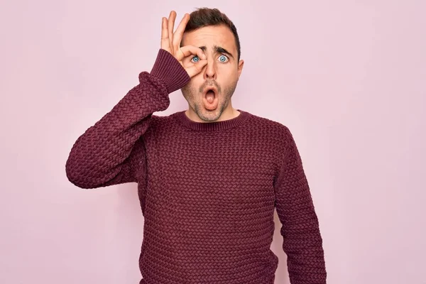 Jovem Homem Bonito Com Olhos Azuis Vestindo Camisola Casual Sobre — Fotografia de Stock