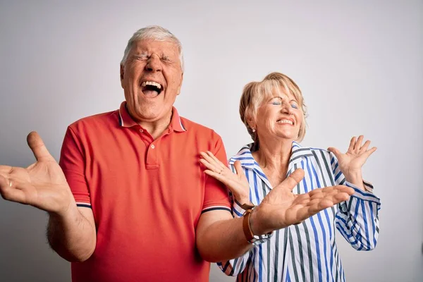 Senior Vackra Par Står Tillsammans Över Isolerad Vit Bakgrund Firar — Stockfoto