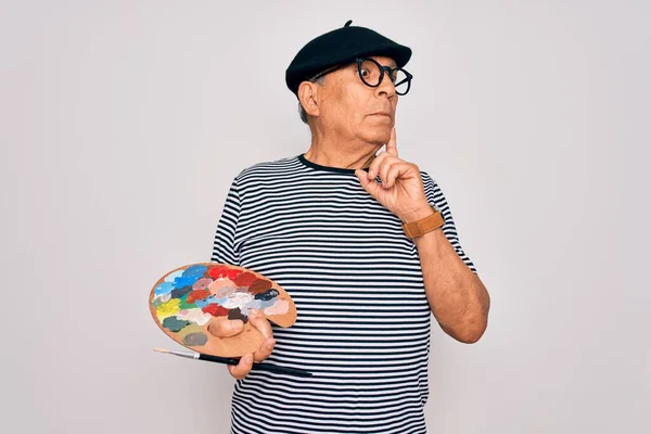 Senior Chuligán Muž Nosí Francouzský Baret Kresba Pomocí Štětce Palety — Stock fotografie