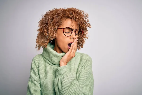 若い美しいアフリカ系アメリカ人の女性は タートルネックのセーターと眼鏡を着て手で覆われた口の中で疲れあくび退屈 眠れないのか — ストック写真