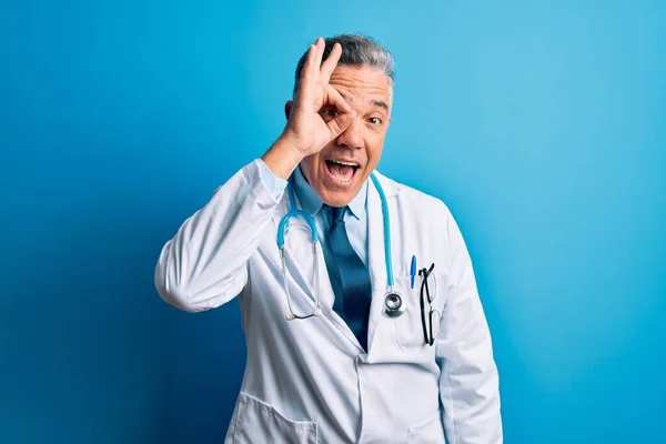 Orta Yaşlı Yakışıklı Gri Saçlı Doktor Ceketli Mavi Steteskop Takıyor — Stok fotoğraf
