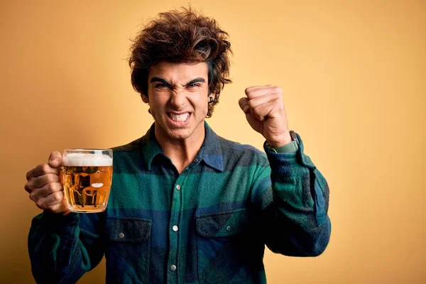 Joven Hombre Guapo Bebiendo Frasco Cerveza Pie Sobre Fondo Amarillo —  Fotos de Stock