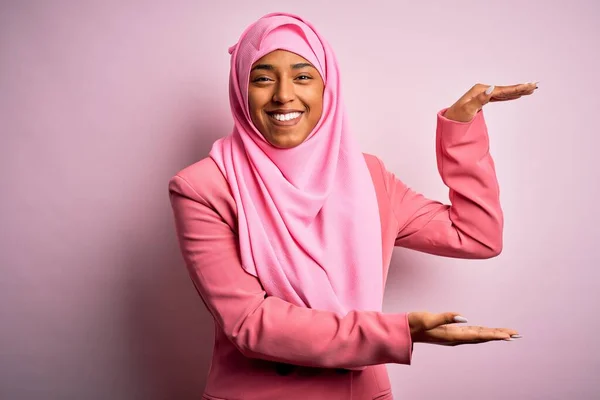 Молодая Афро Американка Носящая Мусульманский Хиджаб Изолированном Розовом Фоне Жестикулирует — стоковое фото
