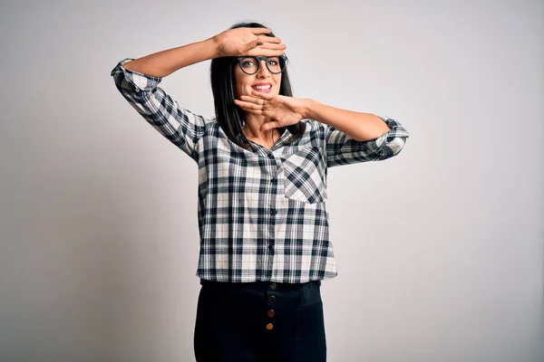 Joven Morena Con Ojos Azules Vistiendo Camisa Casual Gafas Sobre — Foto de Stock