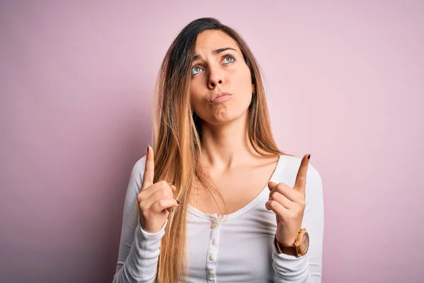 Jonge Mooie Blonde Vrouw Met Blauwe Ogen Dragen Witte Shirt — Stockfoto