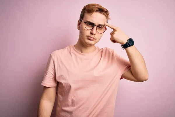 Joven Hombre Pelirrojo Guapo Con Camiseta Casual Pie Sobre Fondo —  Fotos de Stock