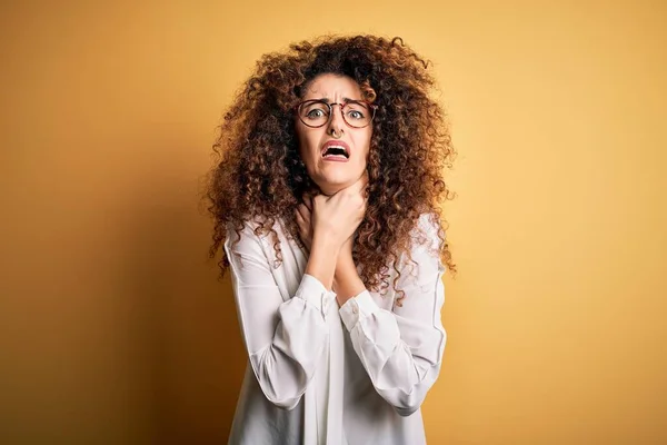 Jonge Mooie Brunette Vrouw Met Krullend Haar Piercing Dragen Shirt — Stockfoto