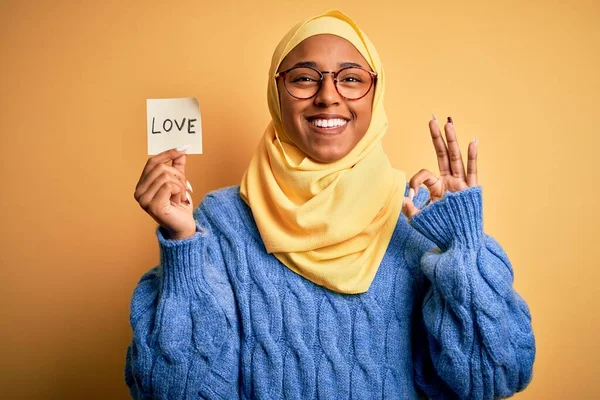 Jovem Afro Americano Africano Mulher Vestindo Muçulmano Hijab Segurando Amor — Fotografia de Stock
