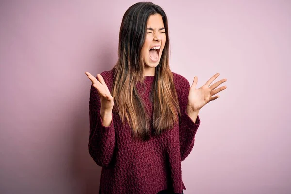 Joven Chica Hermosa Con Suéter Casual Sobre Fondo Rosa Aislado —  Fotos de Stock