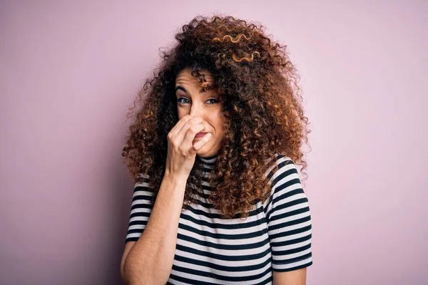 Mulher Bonita Nova Com Cabelo Encaracolado Piercing Vestindo Shirt Listrada — Fotografia de Stock