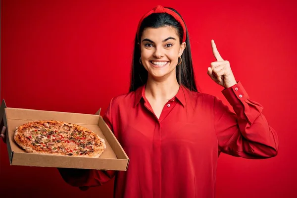 Junge Schöne Brünette Frau Hält Lieferbox Mit Italienischer Pizza Auf — Stockfoto