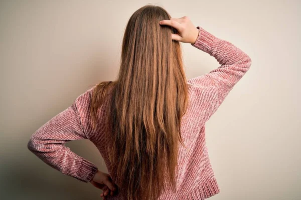 Jonge Mooie Roodharige Vrouw Draagt Roze Casual Trui Geïsoleerde Witte — Stockfoto